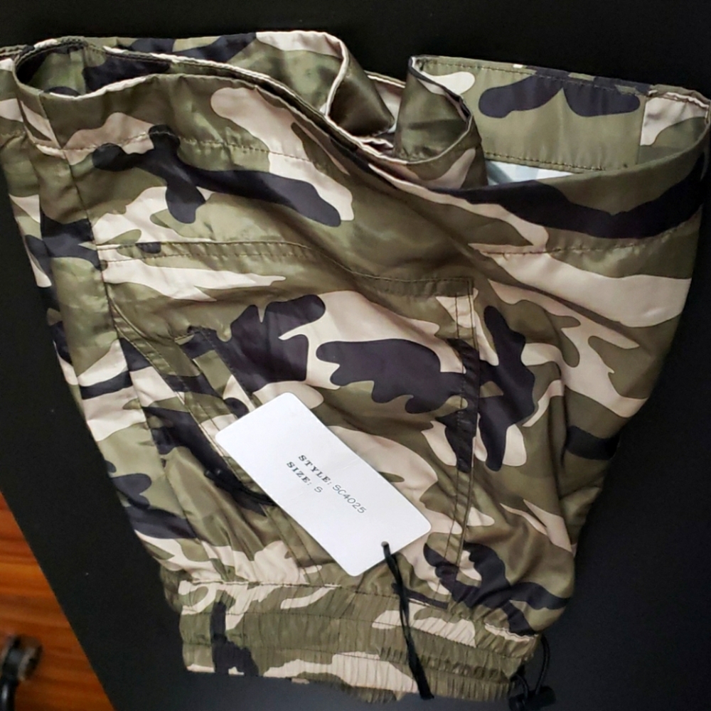 Fitted camo women shorts